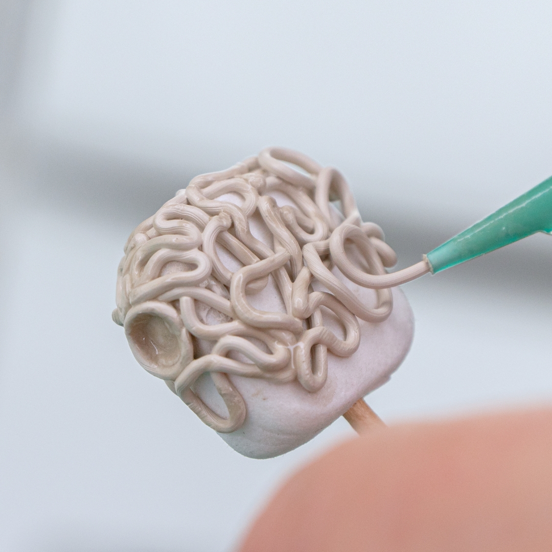 Silverclay Spritzmasse auf Paperclay auftragen